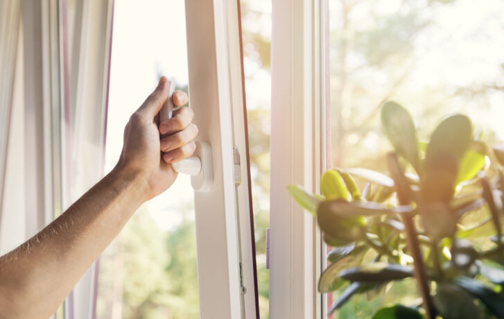 Otvírání okna v létě