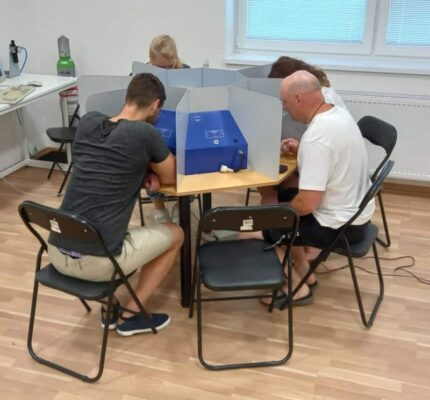 Meření koncentrace pachů. Skupina “čichačů” testující vzorky.