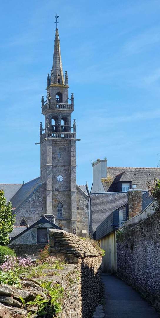 Pohled na kostel Sainte-Croix ve městě Le Conquet ve Francii.